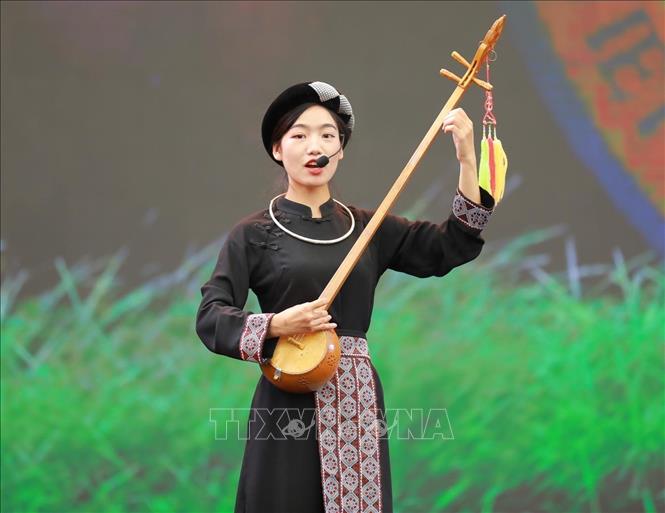 Các tiết mục văn nghệ mang đậm dấu ấn các dân tộc tại Hội chợ mùa Thu 2025. Ảnh: Khánh Hoà - TTXVN