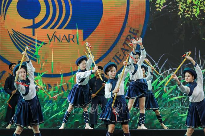 Các tiết mục văn nghệ mang đậm dấu ấn các dân tộc tại Hội chợ mùa Thu 2025. Ảnh: Khánh Hoà - TTXVN