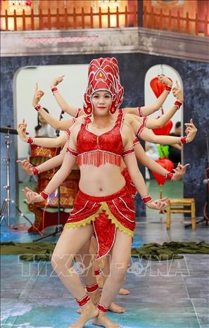 Đồng bào dân tộc Chăm (Đà Nẵng) trình diễn điệu múa truyền thống. Ảnh: Khánh Hoà - TTXVN