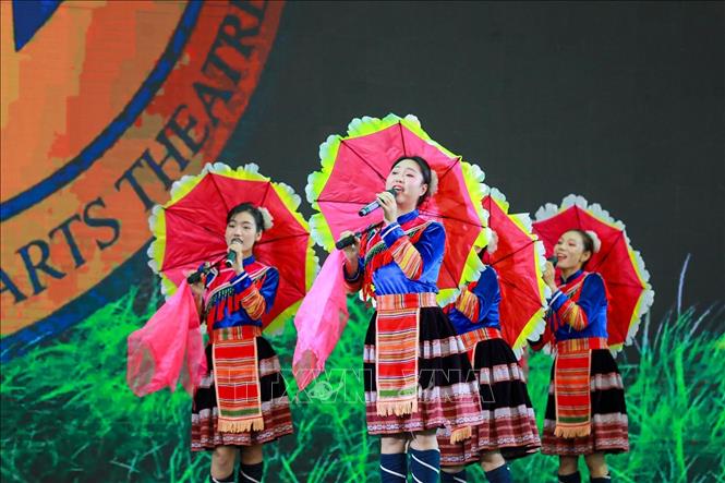 Các tiết mục văn nghệ mang đậm dấu ấn các dân tộc tại Hội chợ mùa Thu 2025. Ảnh: Khánh Hoà - TTXVN