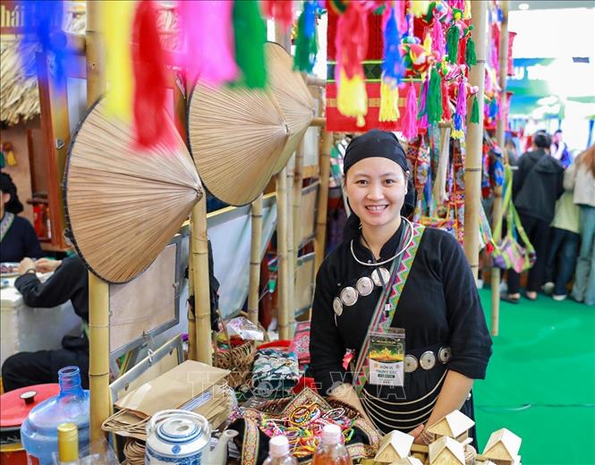 Đồng bào dân tộc Tày (tỉnh Thái Nguyên) tại Hội chợ mùa Thu 2025 . Ảnh: Khánh Hoà - TTXVN