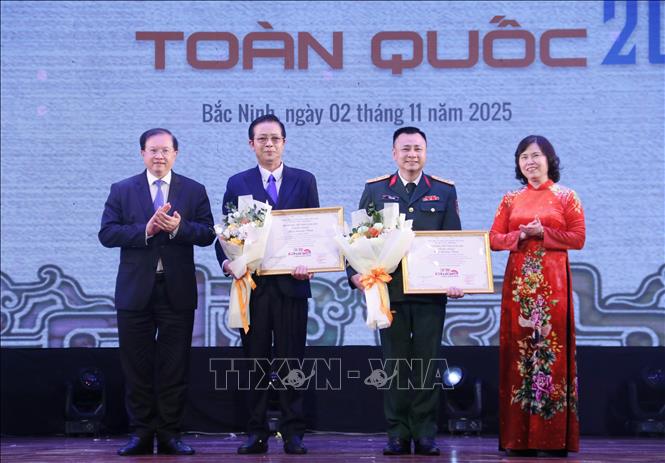 Thứ trưởng Bộ Văn hóa, Thể thao và Du lịch Tạ Quang Đông và Phó Chủ tịch Thường trực HĐND tỉnh Bắc Ninh Trần Thị Hằng trao Huy chương Vàng cho hai vở diễn: “Nguyễn Văn Cừ – Tuổi trẻ chí lớn” của Nhà hát Chèo Quân đội và “Thiên mệnh” của Nhà hát Chèo Bắc Ninh. Ảnh: Đồng Thúy- TTXVN