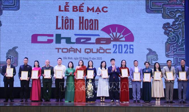 Ban Tổ chức trao Huy chương Vàng cho các cá nhân nghệ sĩ, diễn viên xuất sắc. Ảnh: Đồng Thúy- TTXVN