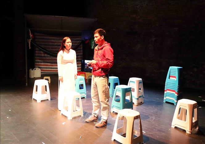 Diễn viên Thúy Nguyễn và Nùng Văn Minh. Ảnh: Hương Giang - PV TTXVN tại Bỉ