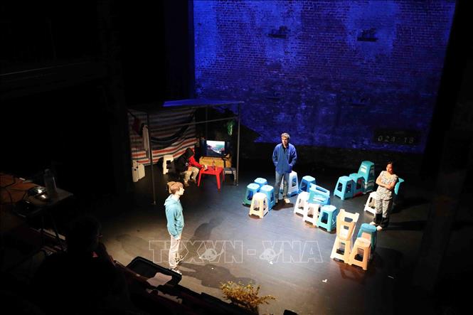 Một  cảnh trong vở diễn. Ảnh: Hương Giang - PV TTXVN tại Bỉ