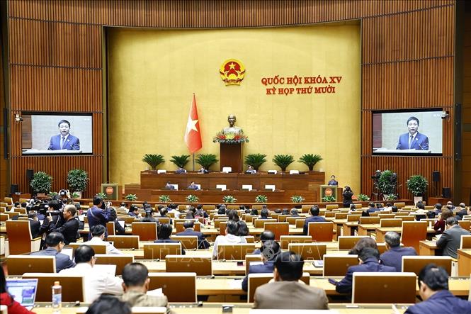 Bộ trưởng Bộ Tài chính Nguyễn Văn Thắng, thừa ủy quyền của Thủ tướng Chính phủ trình bày Tờ trình về 05 dự án: Luật Đầu tư (sửa đổi); Luật sửa đổi, bổ sung một số điều của Luật Quản lý nợ công; Luật sửa đổi, bổ sung một số điều Luật Kinh doanh bảo hiểm; Luật sửa đổi, bổ sung một số điều của Luật Thống kê; Luật sửa đổi, bổ sung một số điều của Luật Giá. Ảnh: Doãn Tấn - TTXVN