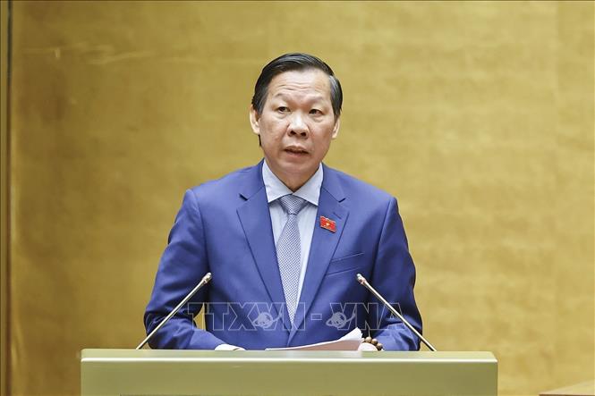 Chủ nhiệm Ủy ban Kinh tế và Tài chính của Quốc hội Phan Văn Mãi trình bày Báo cáo thẩm tra về 06 dự án: Luật Đầu tư (sửa đổi); Luật sửa đổi, bổ sung một số điều của Luật Quản lý nợ công; Luật sửa đổi, bổ sung một số điều Luật Kinh doanh bảo hiểm; Luật sửa đổi, bổ sung một số điều của Luật Thống kê; Luật sửa đổi, bổ sung một số điều của Luật Giá; Luật Thương mại điện tử. Ảnh: Doãn Tấn - TTXVN