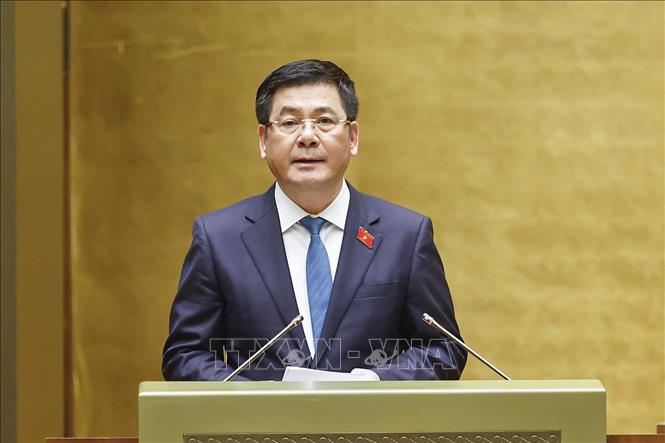 Bộ trưởng Bộ Công Thương Nguyễn Hồng Diên, thừa uỷ quyền của Thủ tướng Chính phủ trình bày Tờ trình dự án Luật Thương mại điện tử. Ảnh: Doãn Tấn - TTXVN