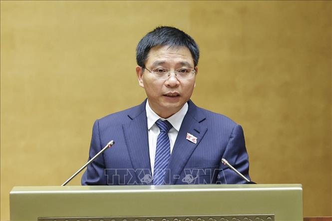 Bộ trưởng Bộ Tài chính Nguyễn Văn Thắng, thừa ủy quyền của Thủ tướng Chính phủ trình bày Tờ trình về 05 dự án: Luật Đầu tư (sửa đổi); Luật sửa đổi, bổ sung một số điều của Luật Quản lý nợ công; Luật sửa đổi, bổ sung một số điều Luật Kinh doanh bảo hiểm; Luật sửa đổi, bổ sung một số điều của Luật Thống kê; Luật sửa đổi, bổ sung một số điều của Luật Giá. Ảnh: Doãn Tấn - TTXVN