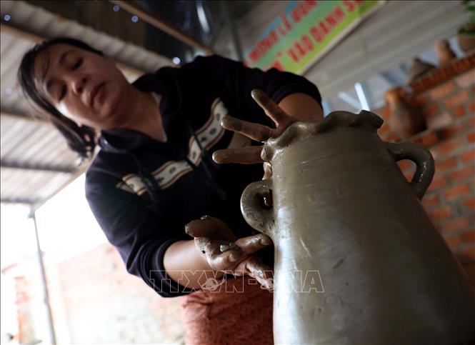 No turntables, no industrial kilns – with just their talented hands, Bau Truc women have turned lifeless soil into works of art that bear the shape and soul of Champa culture. VNA Photo: Nhật Anh