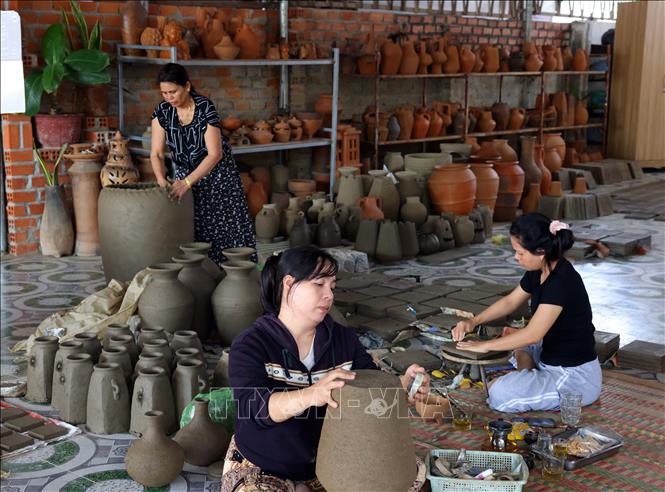 Women in artisan Dang Nang Nhiem's ​​family in Bau Truc village (Ninh Phuoc commune, Khanh Hoa) have been preserving the Cham pottery craft for four generations. VNA Photo: Nhật Anh