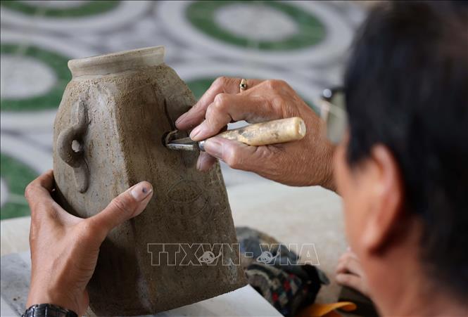 Each Bau Truc pottery work bears a unique Cham pattern, the crystallization of the breath of earth, fire and cultural soul. VNA Photo: Nhật Anh