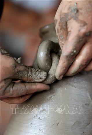 Bau Truc pottery products are made entirely by hand. VNA Photo: Nhật Anh