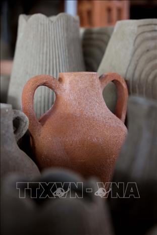 Being recognized by UNESCO is a driving force for Bau Truc craft village to continue to preserve and promote the value of this intangible cultural heritage. VNA Photo: Nhật Anh