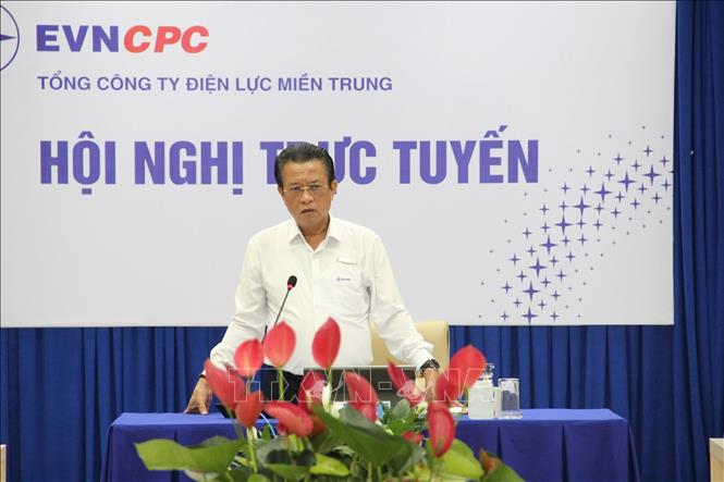 Ông Ngô Tấn Cư, Tổng Giám đốc Tổng công ty Điện lực miền Trung, chỉ đạo cuộc họp khẩn nhằm ứng phó bão số 13 và đảm bảo an toàn lưới điện trong mưa lũ. Ảnh: Trần Lê Lâm - TTXVN 