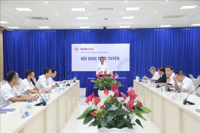 Ông Ngô Tấn Cư, Tổng Giám đốc Tổng công ty Điện lực miền Trung, chỉ đạo cuộc họp khẩn ứng phó bão số 13 và đảm bảo an toàn lưới điện trong mưa lũ. Ảnh: Trần Lê Lâm - TTXVN 