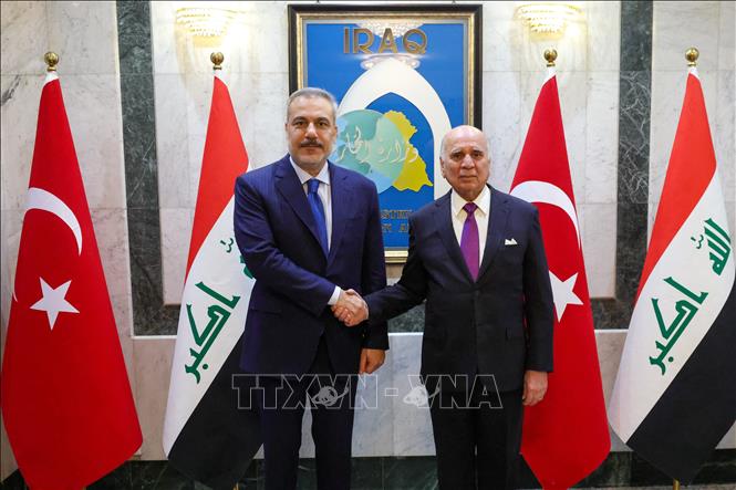 Ngoại trưởng Thổ Nhĩ Kỳ Hakan Fidan (trái) và người đồng cấp Iraq Fuad Hussein tại cuộc gặp ở Baghdad ngày 2/11/2025. Ảnh: AA/TTXVN