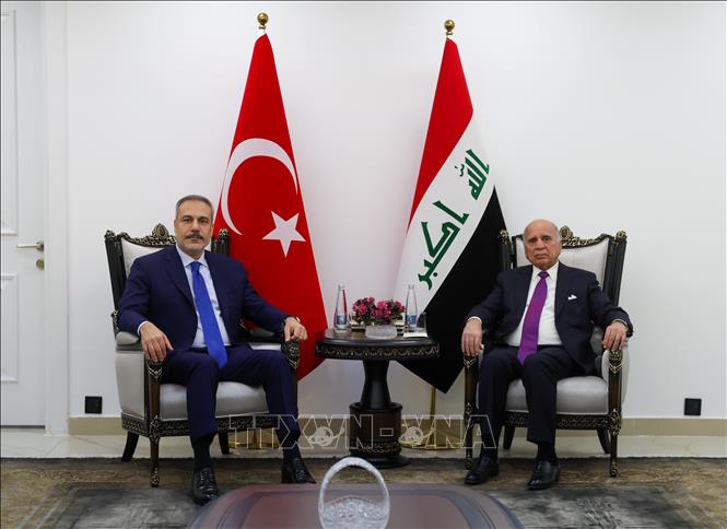Ngoại trưởng Thổ Nhĩ Kỳ Hakan Fidan (trái) và người đồng cấp Iraq Fuad Hussein tại cuộc gặp ở Baghdad ngày 2/11/2025. Ảnh: AA/TTXVN