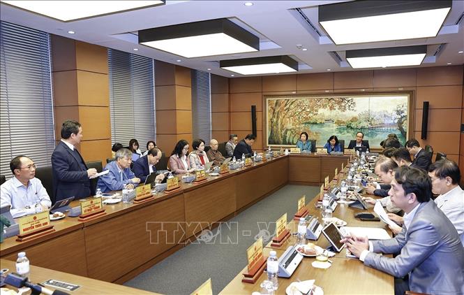 Đoàn đại biểu Quốc hội TP Hà Nội thảo luận ở tổ. Ảnh: Doãn Tấn - TTXVN