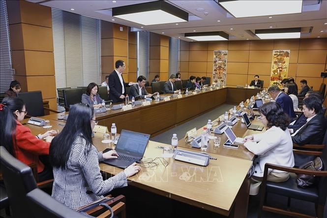 Đoàn đại biểu Quốc hội các tỉnh Nghệ An và Lâm Đồng thảo luận ở tổ. Ảnh: Doãn Tấn - TTXVN