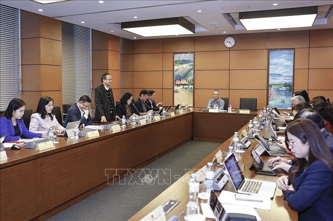 Đoàn đại biểu Quốc hội các tỉnh Cà Mau và Bắc Ninh thảo luận ở tổ. Ảnh: Doãn Tấn - TTXVN