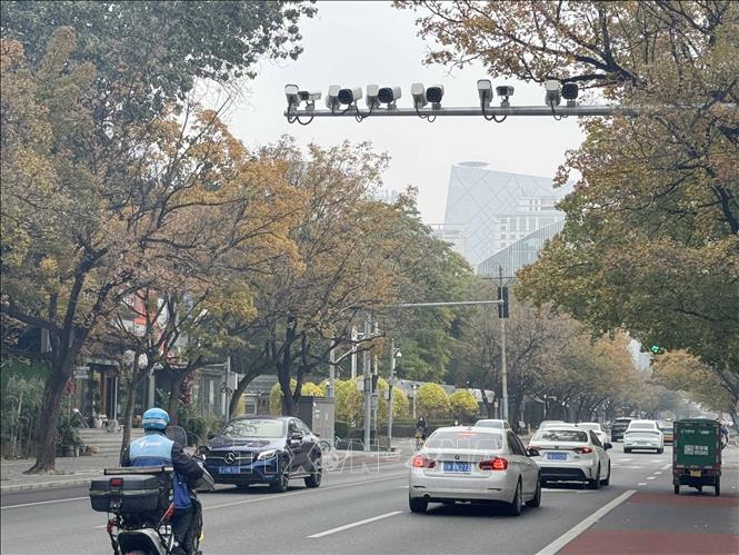 Hệ thống camera AI được lắp đặt phổ biến tại các thành phố của Trung Quốc, nhằm giám sát, phân tích và xử lý vi phạm giao thông. Ảnh: Công Tuyên - PV TTXVN tại Trung Quốc