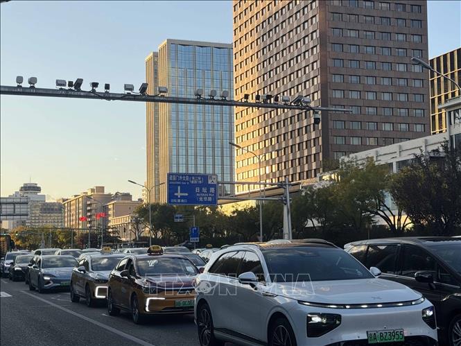 Hệ thống camera AI được lắp đặt phổ biến tại các thành phố của Trung Quốc, nhằm giám sát, phân tích và xử lý vi phạm giao thông. Ảnh: Công Tuyên - PV TTXVN tại Trung Quốc