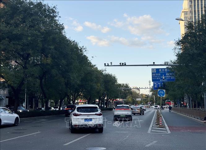 Hệ thống camera độ nét cao, có thể nhận dạng biển số tự động và phân loại phương tiện, phát hiện vi phạm đồng thời liên kết dữ liệu thời gian thực tới trung tâm điều khiển giao thông. Ảnh: Công Tuyên - PV TTXVN tại Trung Quốc