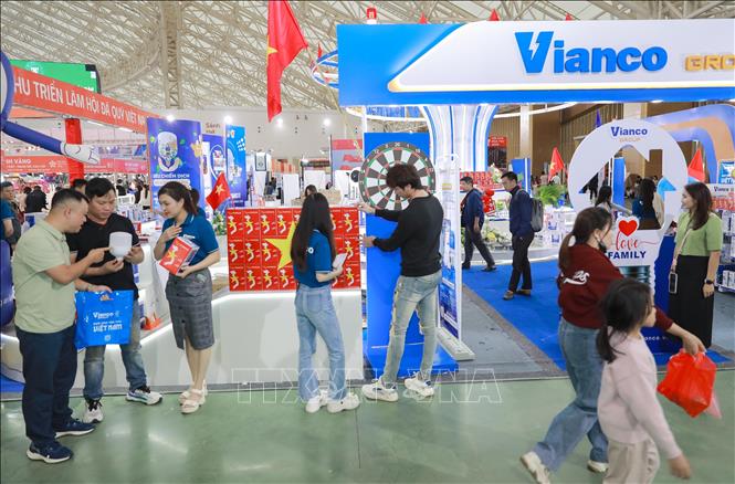 Vianco là thuơng hiệu Việt với các sản phẩm thiết bị chiếu sáng và đồ gia dụng được trưng bày tại hội chợ mùa Thu thu. Ảnh: Phan Phương – TTXVN