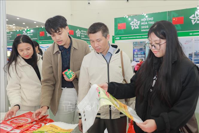 Các sản phẩm gạo lúa tôm ST25 của nhãn hàng Phan Vinh, Tp.Hồ Chí Minh thu hút đông đảo du khách với nhiều chương trình khuyến mãi. Ảnh: Phan Phương – TTXVN