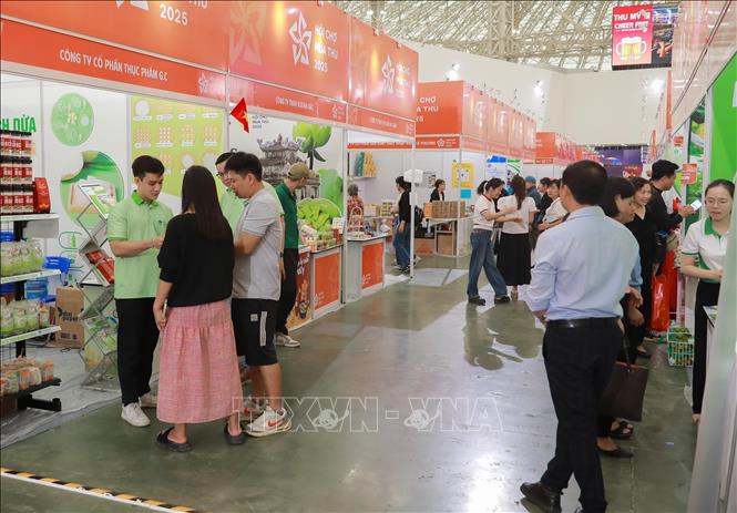 Khu trưng bày các sản phẩm hàng Việt Nam chất lượng cao của thương hiệu GC Food tại Hội chợ mùa Thu thu hút đông đảo du khách. Ảnh: Phan Phương – TTXVN