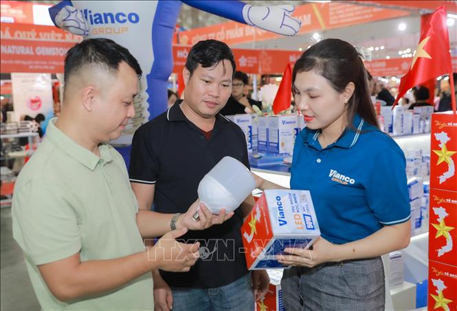 Các sản phẩm thiết bị chiếu sáng và đồ gia dụng Vianco được trưng bày tại Hội chợ mùa Thu thu hút đông đảo khách hàng với nhiều chương trình ưu đãi. Ảnh: Phan Phương – TTXVN