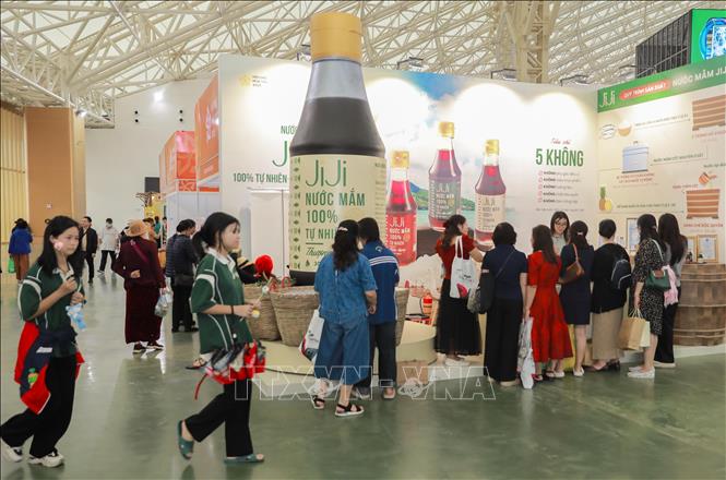Khu trưng bày các sản phẩm hàng Việt Nam chất lượng cao của Bộ Nông nghiệp và Môi trường tại Hội chợ mùa Thu thu hút đông đảo du khách. Ảnh: Phan Phương – TTXVN