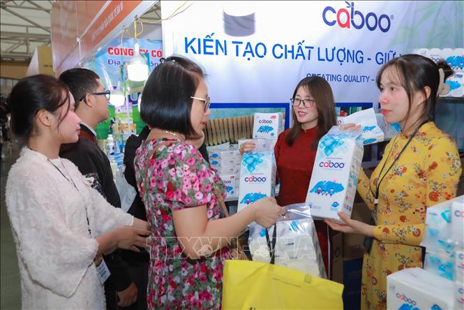 CaBoo là thương hiệu giấy Việt được đông đảo khách hàng tại Hội chợ mùa Thu ưa thích bởi chất lượnng và nhiều chương trình khuyến mãi hấp dẫn. Ảnh: Phan Phương – TTXVN