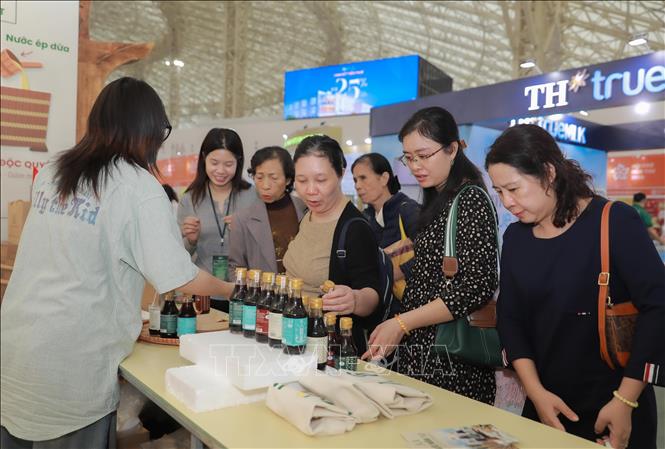 Khu trưng bày các sản phẩm OCOP của thương hiệu nước mắm JIJI tại Hội chợ mùa Thu thu hút đông đảo du khách. Ảnh: Phan Phương – TTXVN