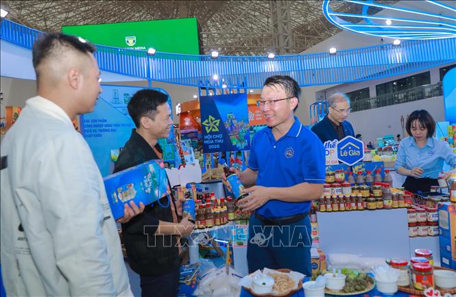 Các sản phẩm OCOP của tỉnh Thanh Hoá tại Hội chợ mùa Thu thu hút đông đảo du khách. Ảnh: Phan Phương – TTXVN