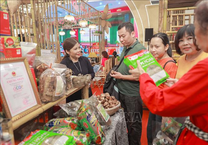 Các sản phẩm OCOP của khu vực Đông Bắc trưng bày tại Hội chợ mùa Thu. Ảnh: Phan Phương – TTXVN