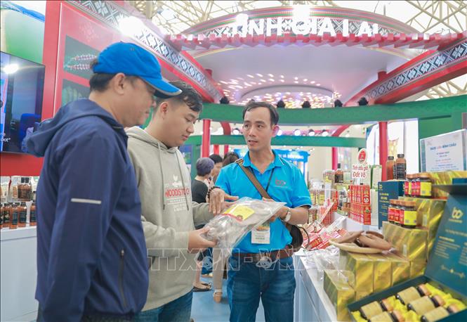 Sản phẩm sạch có nguồn gốc thiên nhiên của dược liệu Bình Châu, tỉnh Gia Lai tại Hội chợ mùa Thu thu hút đông đảo du khách. Ảnh: Phan Phương – TTXVN