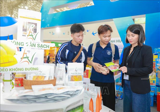 Sản phẩm sạch có nguồn gốc từ thiên nhiên của Anvan Food, tỉnh Khánh Hoà tại Hội chợ mùa Thu thu hút đông đảo du khách. Ảnh: Phan Phương – TTXVN