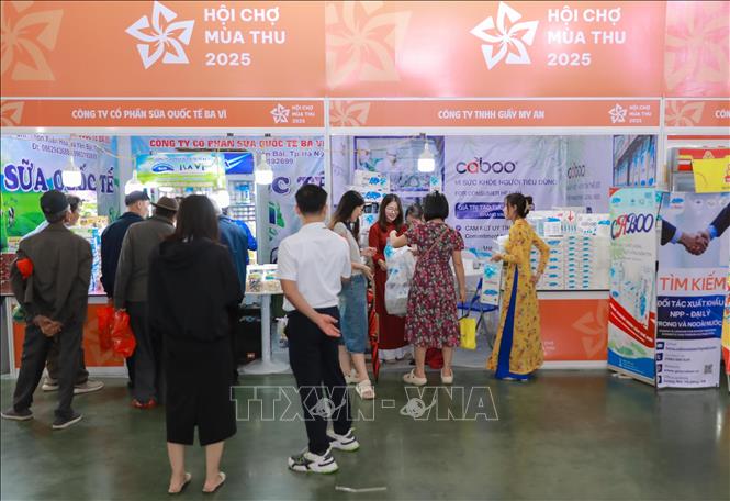 Khu trưng bày các sản phẩm hàng Việt Nam chất lượng cao tại Hội chợ mùa Thu thu hút đông đảo du khách. Ảnh: Phan Phương – TTXVN