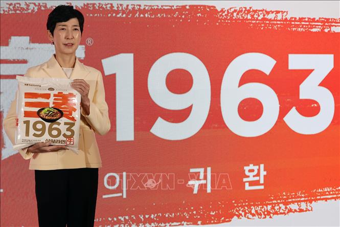 Phó Chủ tịch Samyang Foods Inc. Kim Jung Soo tại sự kiện ra mắt sản phẩm mì “Samyang 1963” ở Soeul, Hàn Quốc ngày 3/11/2025. Ảnh: Yonhap/TTXVN
