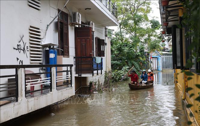 Nước trên sông Vĩnh Điện(một nhánh của sông Thu Bồn) dâng cao ngập vào nhà dân, phường An Thắng. Ảnh: Anh Dũng - TTXVN
