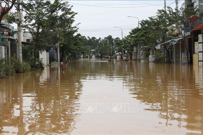 Nước trên sông Vĩnh Điện(một nhánh của sông Thu Bồn) dâng cao ngập vào nhà dân, phường An Thắng. Ảnh: Anh Dũng - TTXVN