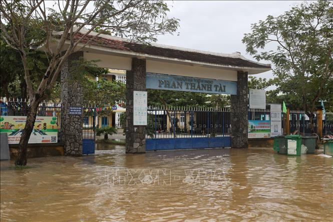 Nước trên sông Vĩnh Điện, (một nhánh của sông Thu Bồn) dâng cao tràn vào trường học. Ảnh: Anh Dũng - TTXVN