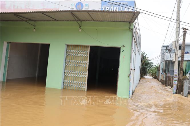 Nước trên sông Vĩnh Điện(một nhánh của sông Thu Bồn) dâng cao ngập vào nhà dân, phường An Thắng. Ảnh: Anh Dũng - TTXVN