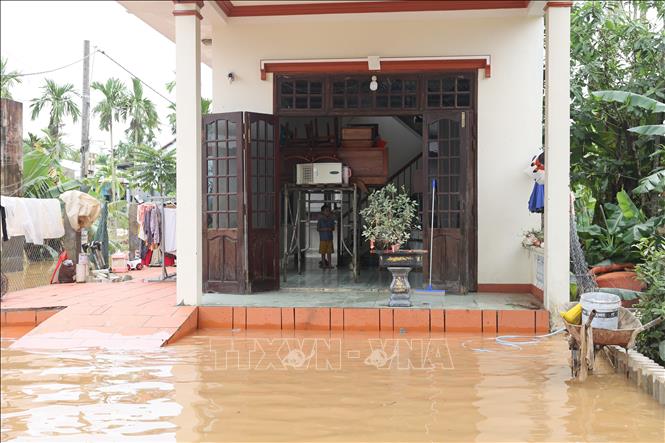 Người dân kê cao đồ đạc để “chạy” lụt lần hai. Ảnh: Anh Dũng - TTXVN