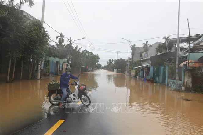 Nước ngập gây chia cắt cục bộ, phương tiện không thể lưu thông. Ảnh: Anh Dũng - TTXVN