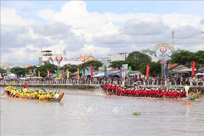 Các đội nam tranh tài cự ly 1.000m. Ảnh: Thanh Hòa - TTXVN