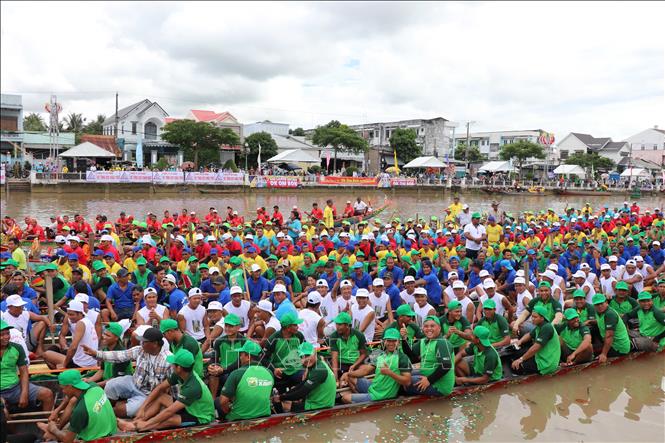 Các đội ghe Ngo ở Vĩnh Long tham gia Giải. Ảnh: Thanh Hòa - TTXVN