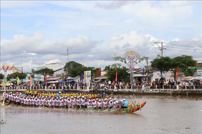 Các đội nam tranh tài cự ly 1.000m. Ảnh: Thanh Hòa - TTXVN